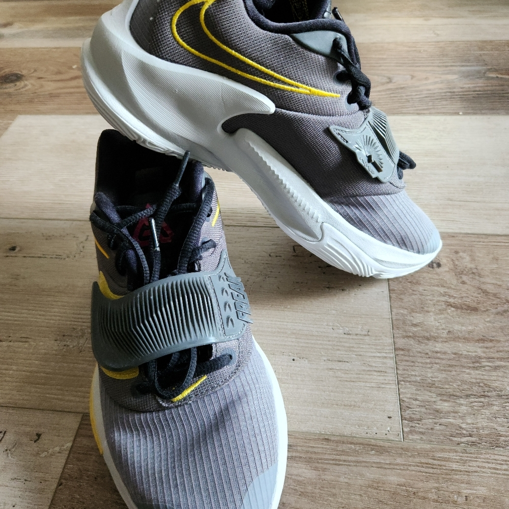 Youth basketball shoes